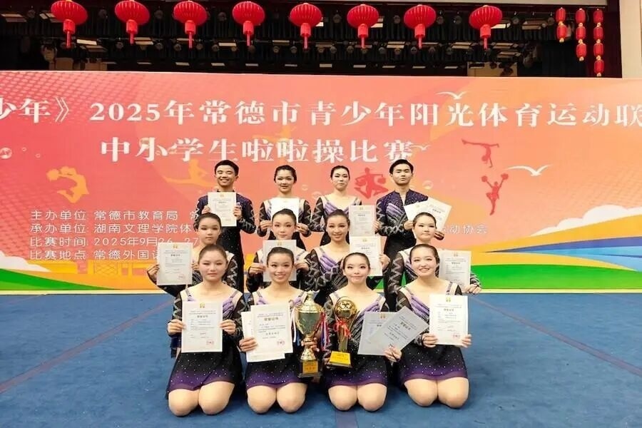 为队员们制, 中学子的奋, inews